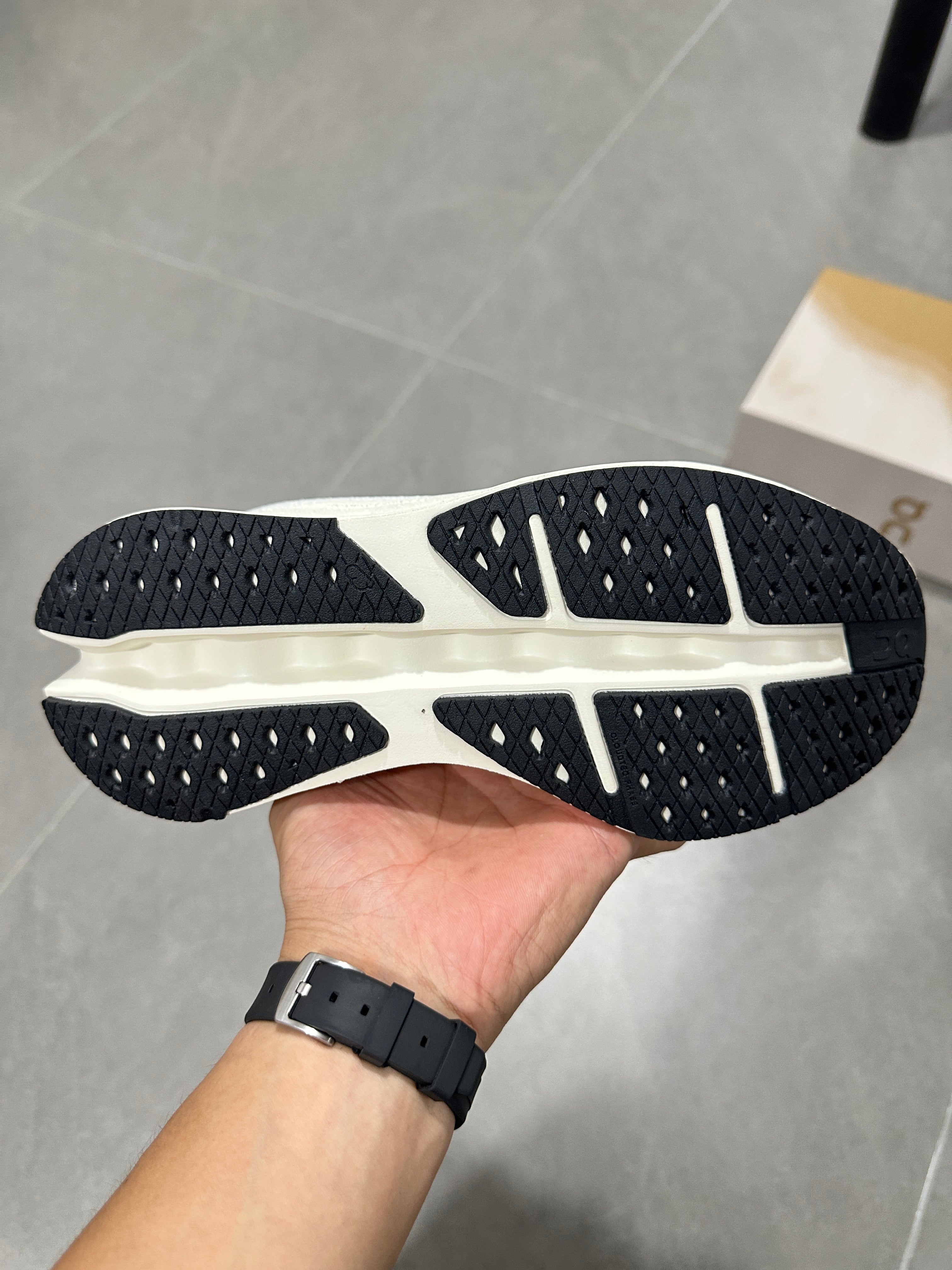 On Cloudsurfer Max